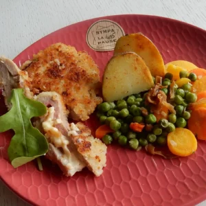 Cordon bleu de volaille, petits pois et carottes confites