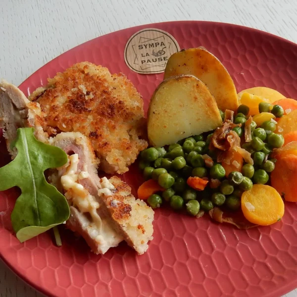 Cordon bleu de volaille, petits pois et carottes confites